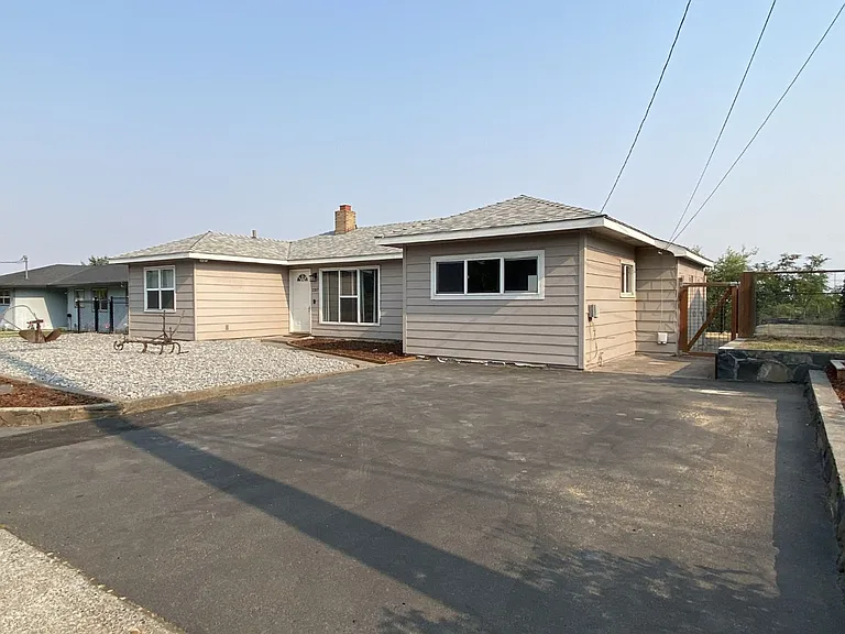 2207 E 10th St — Photo 2