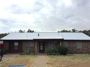 1107 W Lindsey St, Breckenridge, TX 76424