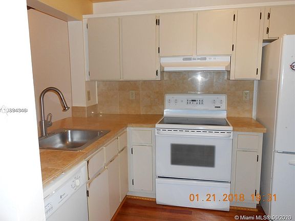 3rd image of 925 NE 209th St APT 205-28