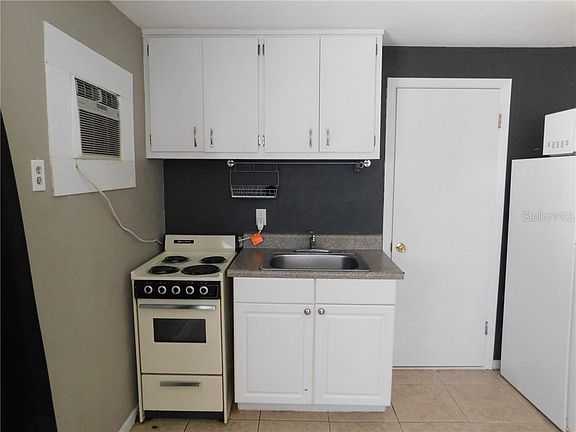 5th image of 2668 Saint Joseph Dr W