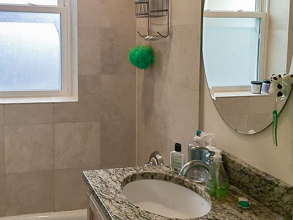 5th image of 3804 N Marshfield Ave #3