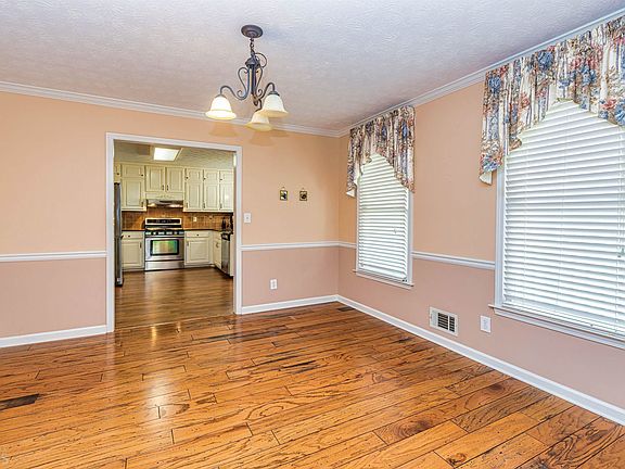 5th image of 323 Williamsburg Cir