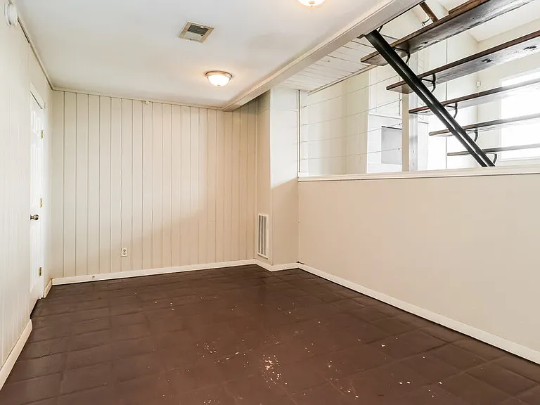 2 Lakeway St — Photo 8