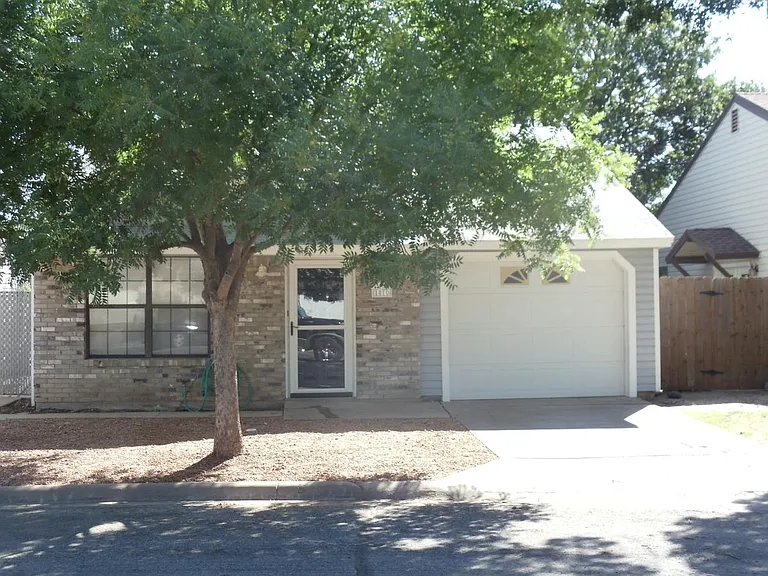 1410 Lindell Ct — Photo 6