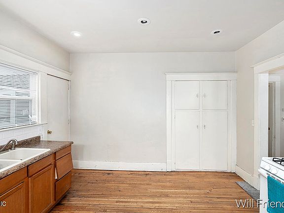 3rd image of 1026 Thomas St SE