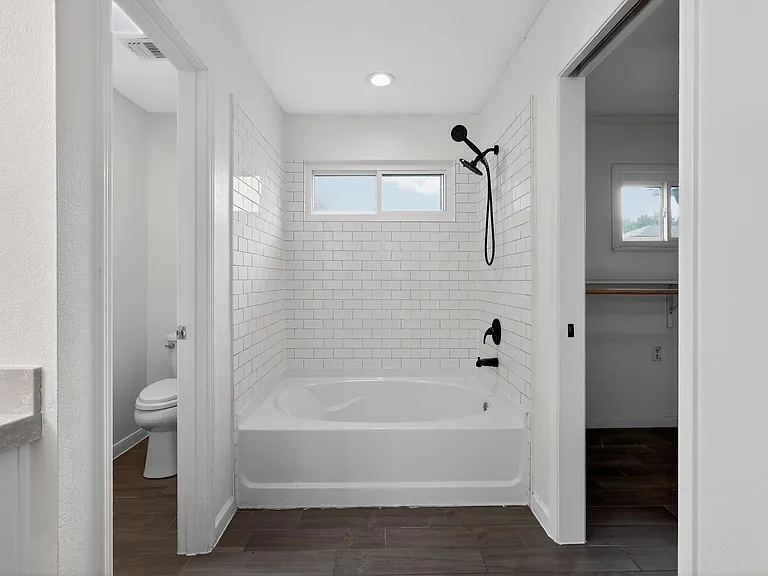 417 W Hillary Cir — Photo 41