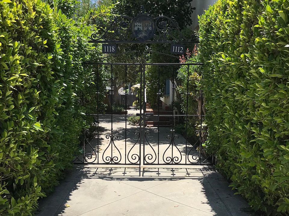 entry from street into common courtyard