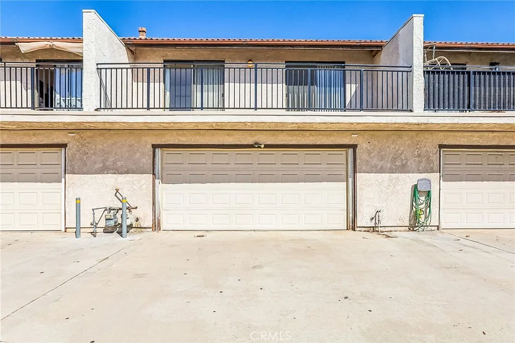 3 bed, 1337 sqft, $3,300 — Photo 1