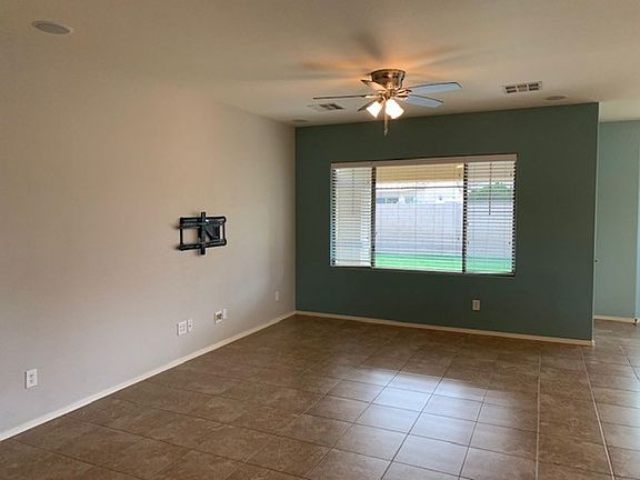 3rd image of 1049 E Sourwood Dr