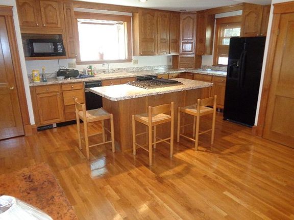 2nd image of 305 Summer St