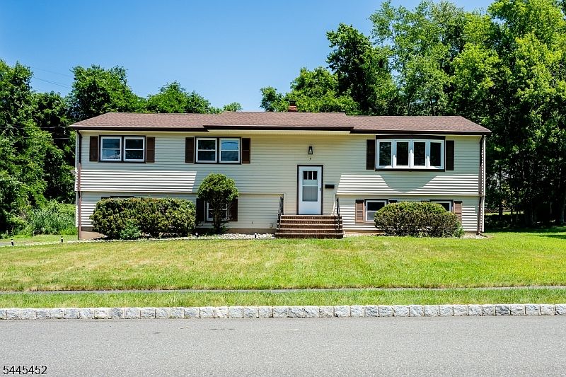 1st image of 5 Crossbrook Ln
