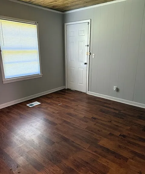 212 Wallis St — Photo 1