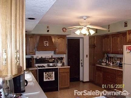 kitchen
						:
						appliances included. pergo floors in kitchen, dining