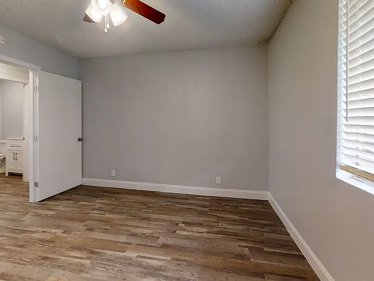 St. Charles Place Apartments — Photo 25