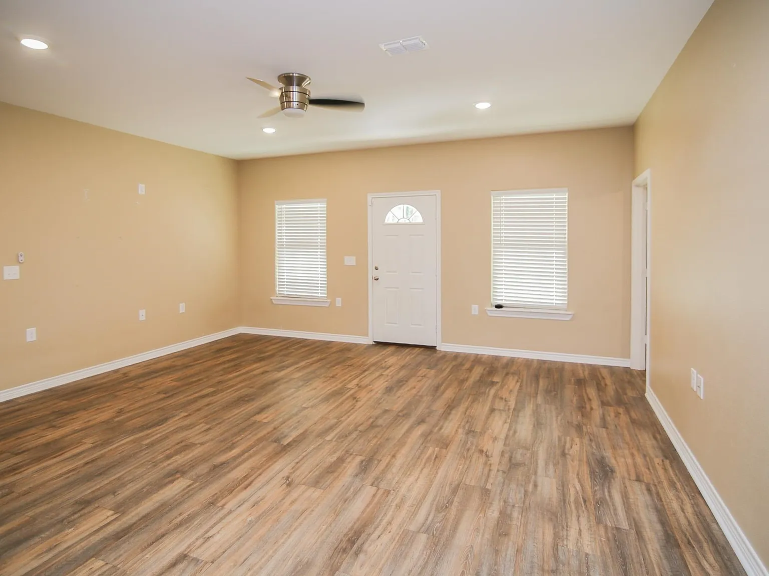 3 bed, 2.0 bath, 1408 sqft, $2,000 — Photo 4