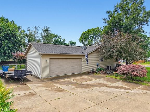 4th image of 3295 Waterside Dr
