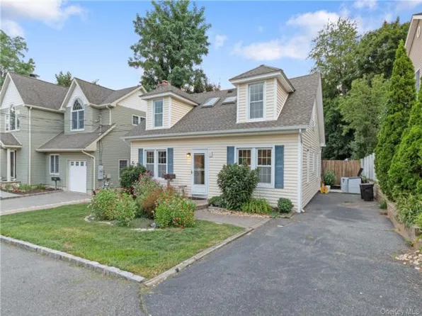 11 Bay St, Bayville, NY 11709