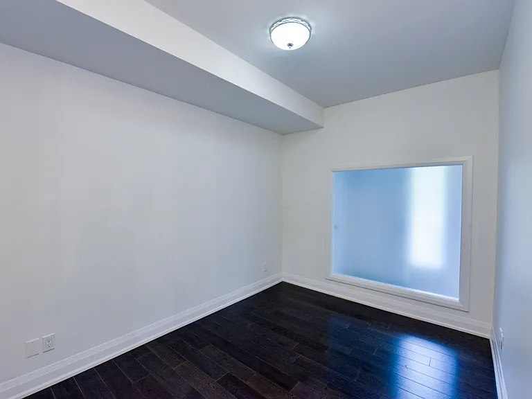 130 Raglan Ave — Photo 16