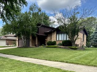 6781 Barrett St, Downers Grove, IL 60516