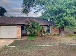 1040 Fox River Ln, Fort Worth, TX 76120