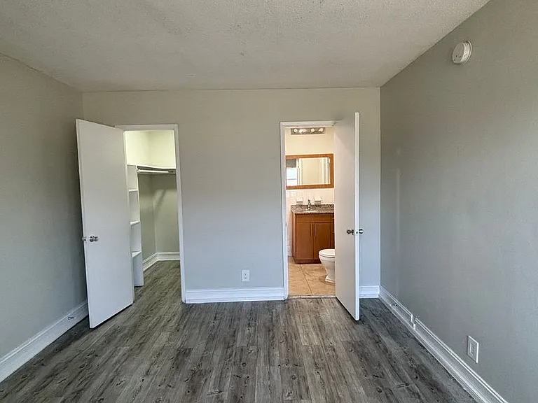 Bellagio Apartments — Photo 27