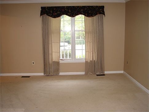 3rd image of 1055 Carriage Hill Pkwy