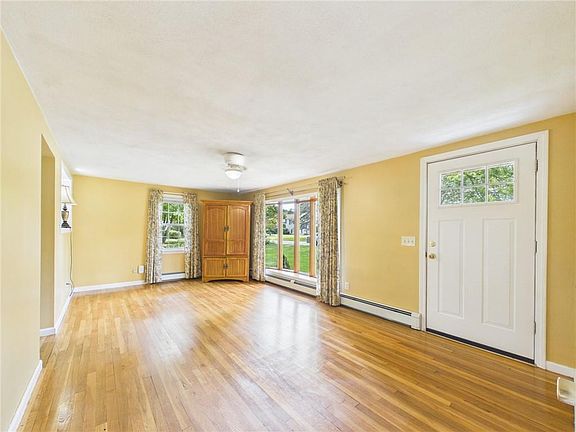 5th image of 77 Surrey Ln