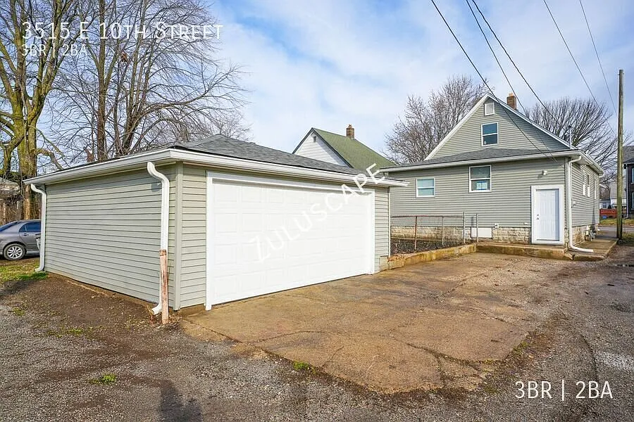 Free 1st Month Rent! 3515 E. 10th Street / 3 Bed 2 Bath With Two Car Garage! — Photo 2