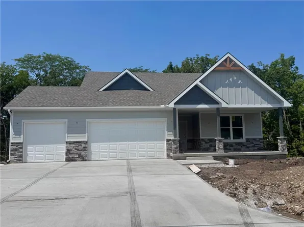 8638 Eagle Creek Dr, De Soto, KS 66018