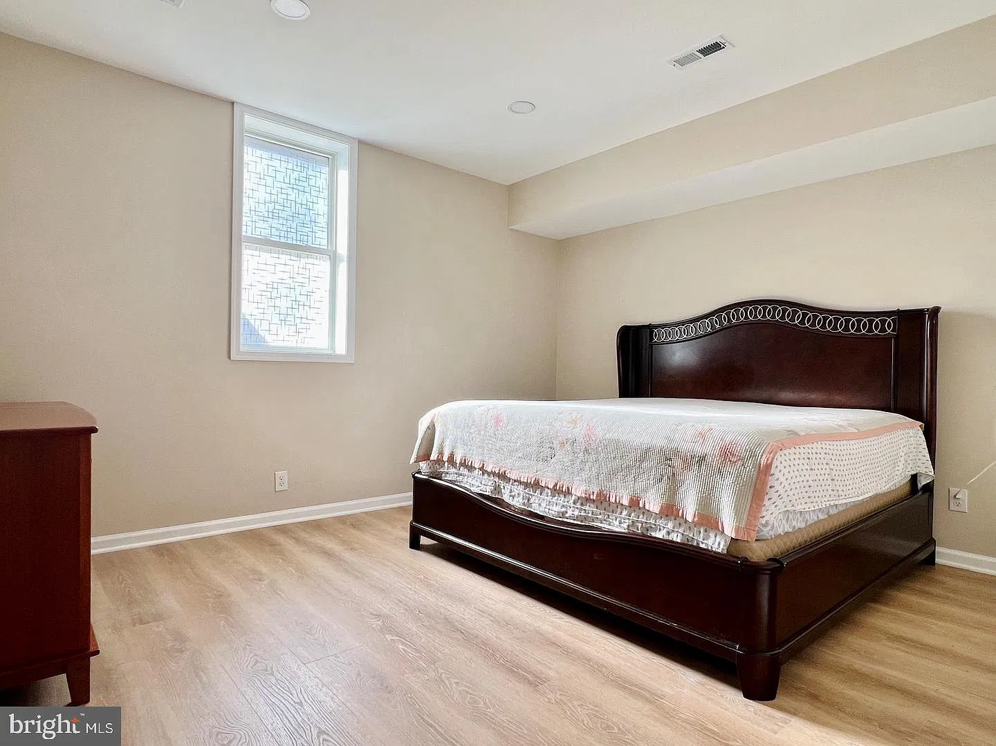 1 bed, 1.0 bath, 2744 sqft, $1,700 — Photo 4
