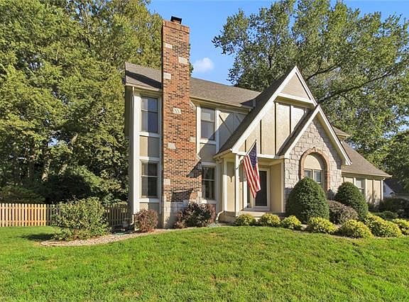 3rd image of 626 Cottonwood Ln