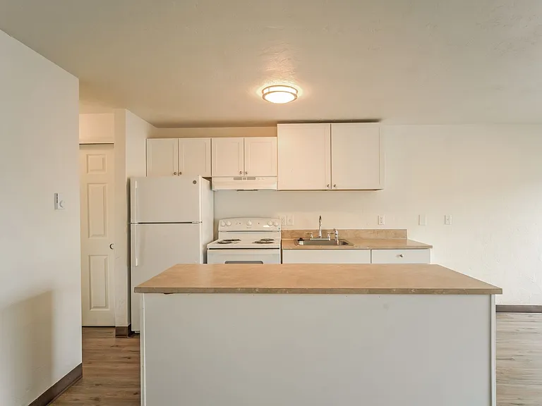 Brighton Park East Apartments — Photo 20