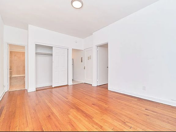 4th image of 402 W 45th St APT 3D