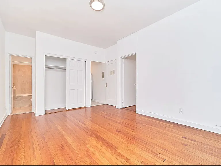 402 W 45th St #3D — Photo 4