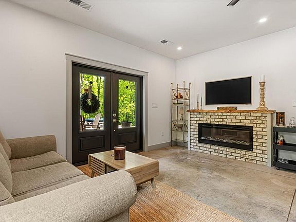 4th image of 160 Riverside Dr