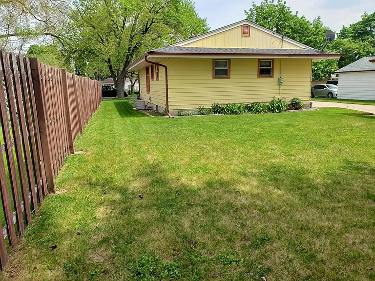 465 Mary St — Photo 13