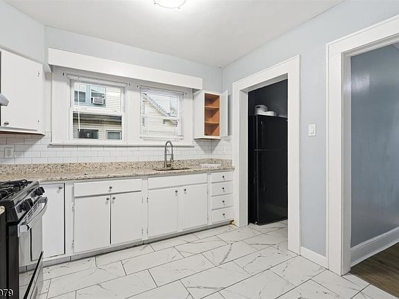 4th image of 28 Monticello Ave