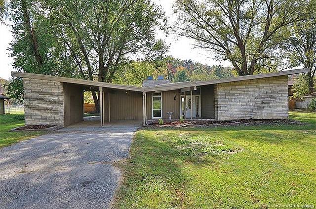 1st image of 1015 Villa Ln