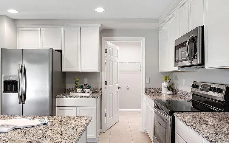 916 SW 24th St — Photo 12