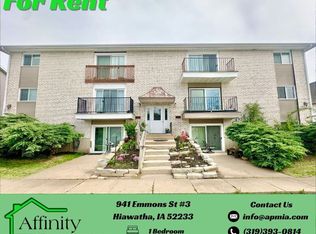 941 Emmons St #3, Hiawatha, IA 52233