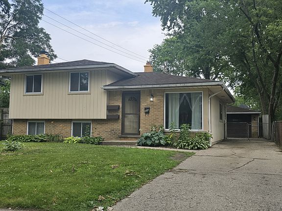 2nd image of 826 Hawthorn Ave