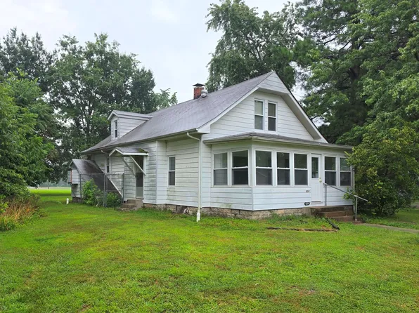 1204 N Dawley St, Salem, IL 62881