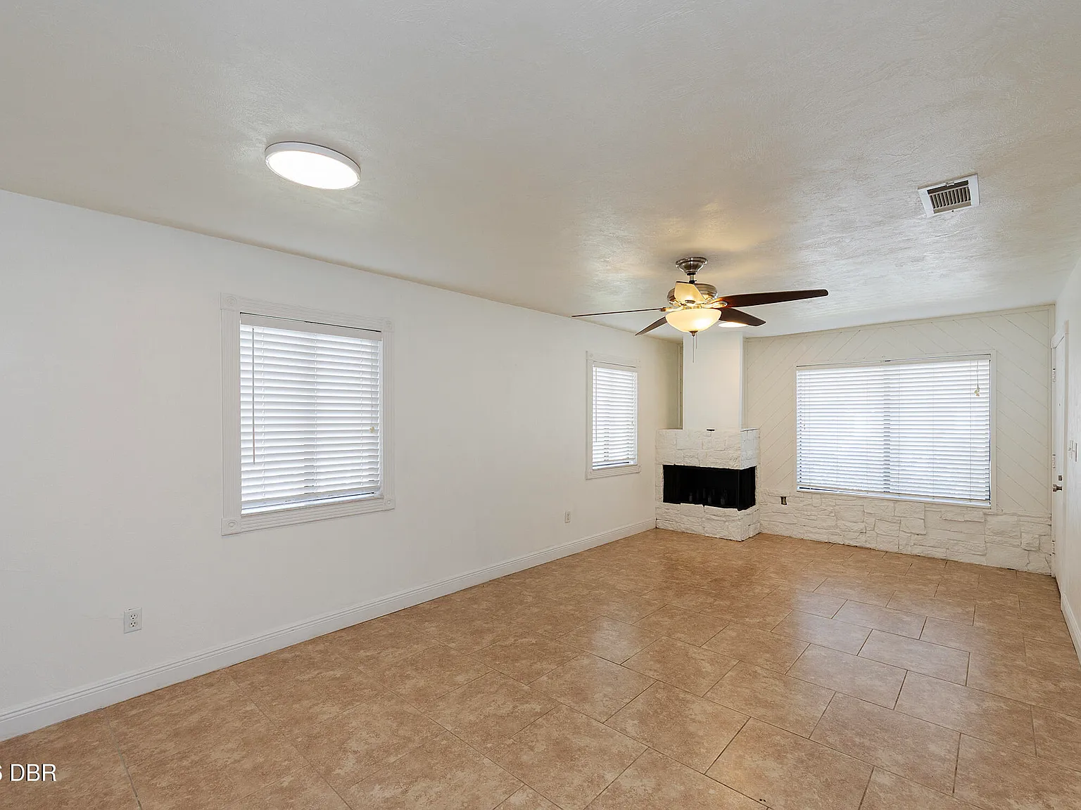 3 bed, 2.0 bath, 1092 sqft, $1,800 — Photo 4