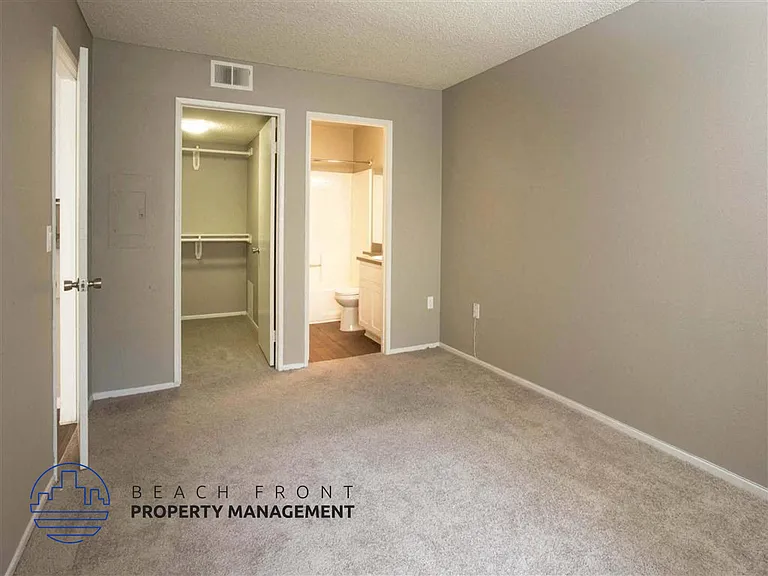 1099 Capitol Dr. — Photo 15