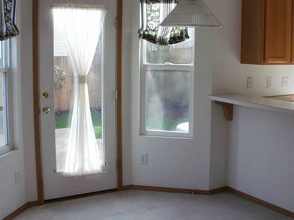 eating area in kitchen