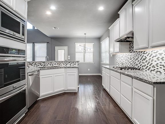 Kitchen & Breakfast Area