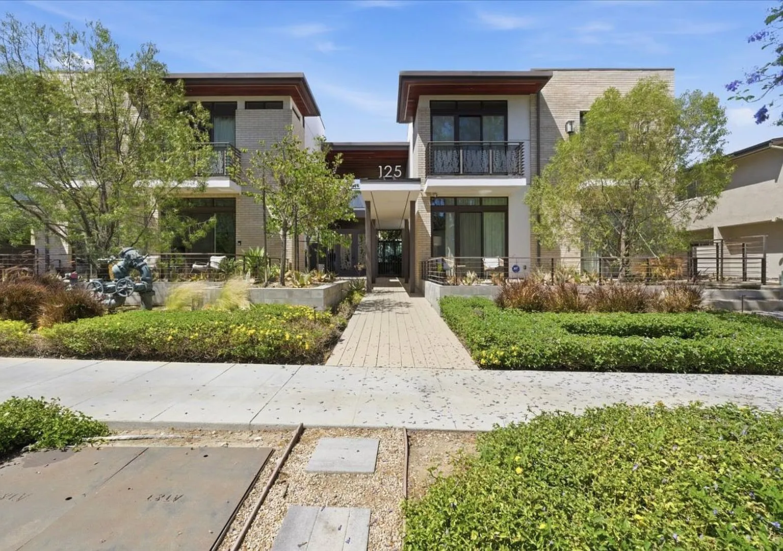 spacious 2-Bedroom, 2-Bath Residence with Private Parking in Pasadena — Photo 2