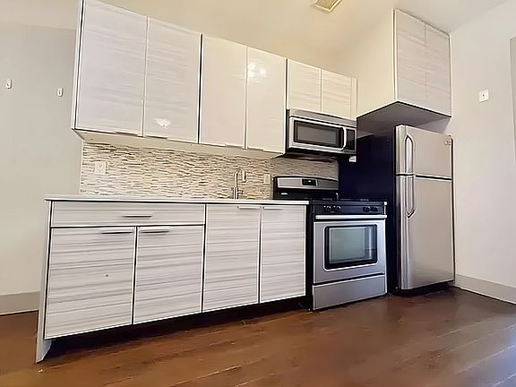 2nd image of 771 Saint Johns Pl APT 1