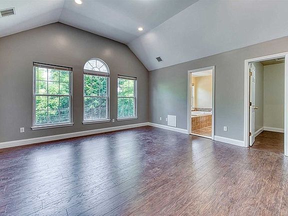 2nd image of 4 Bayberry Ln