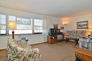 3rd image of 3801 W Morse Ave